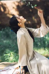 Helly Tống Evokes Nostalgia: Modernized Ao Dai Beauty and Vietnamese Grace Amidst Nature - image 9
