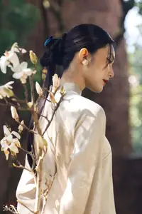 Helly Tống Evokes Nostalgia: Modernized Ao Dai Beauty and Vietnamese Grace Amidst Nature - image 1