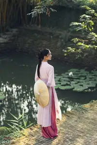 Helly Tống Evokes Nostalgia: Modernized Ao Dai Beauty and Vietnamese Grace Amidst Nature - image 8