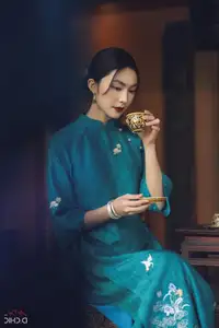 Helly Tống Evokes Nostalgia: Modernized Ao Dai Beauty and Vietnamese Grace Amidst Nature - image 0