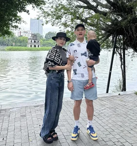 Football Star Ho Tan Tai Enjoys Family Time in Hanoi After V-League 2023 - image 4