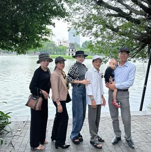 Football Star Ho Tan Tai Enjoys Family Time in Hanoi After V-League 2023 - image 6