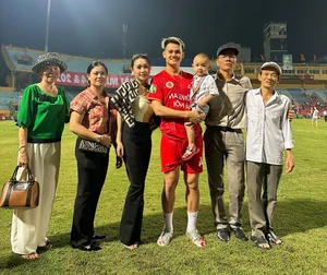 Football Star Ho Tan Tai Enjoys Family Time in Hanoi After V-League 2023 - image 2