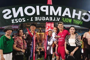 Football Star Ho Tan Tai Enjoys Family Time in Hanoi After V-League 2023 - image 0