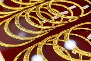 Gold Rush in Vietnam: Crowds Queue Early for God of Wealth Day 2024 - image 3