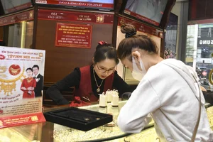 Gold Rush in Vietnam: Crowds Queue Early for God of Wealth Day 2024 - image 8