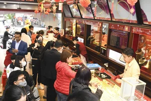 Gold Rush in Vietnam: Crowds Queue Early for God of Wealth Day 2024 - image 5