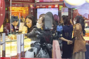 Gold Rush in Vietnam: Crowds Queue Early for God of Wealth Day 2024 - image 4