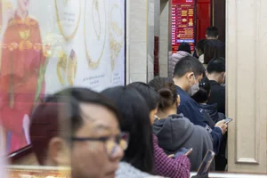Gold Rush in Vietnam: Crowds Queue Early for God of Wealth Day 2024 - image 2