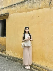 The Rising Star: MC Quyen Linh's Daughter Captivates with Beauty and Talent - image 3