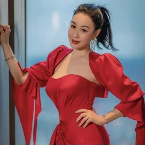 Ageless Elegance: The Stunning 54-Year-Old Vietnamese Beauty Captivating Asia - image 4