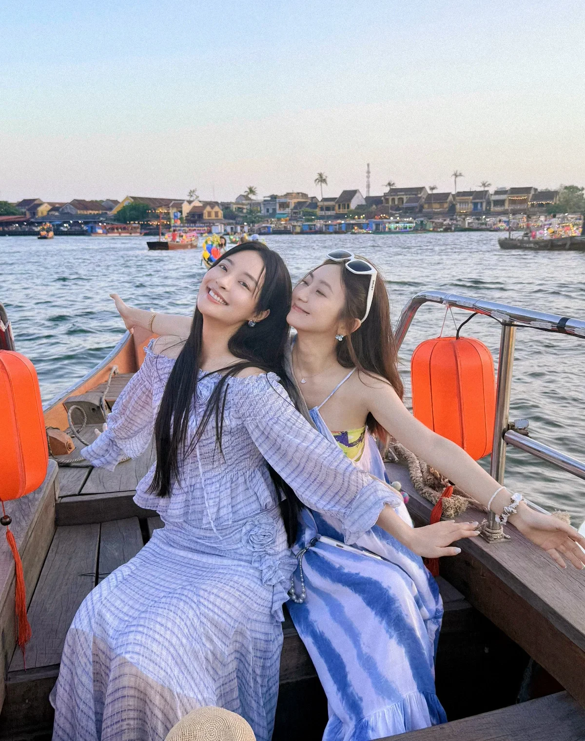 Chi Pu and Chinese Star Explore Hoi An and the Golden Bridge