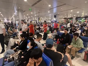 Tan Son Nhat Airport Overwhelmed by Thousands of Travelers Heading Home for Tet Holiday - image 0