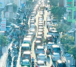 Tan Son Nhat Airport Overwhelmed by Thousands of Travelers Heading Home for Tet Holiday - image 6