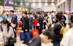 Tan Son Nhat Airport Overwhelmed by Thousands of Travelers Heading Home for Tet Holiday - image 2