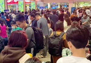 Tan Son Nhat Airport Overwhelmed by Thousands of Travelers Heading Home for Tet Holiday - image 5