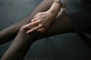 Elegant Silk Stockings and Leg Model Photography Featuring the Return of Wen Xin - image 7
