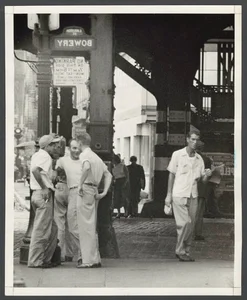 Captivating Vintage Photos of 1950s New York Through the Lens - image 10