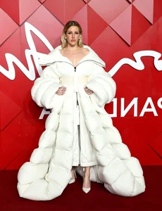 Most Iconic and Controversial Hollywood Red Carpet Fashion Moments of All Time - image 2