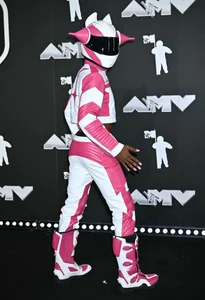 Most Iconic and Controversial Hollywood Red Carpet Fashion Moments of All Time - image 6