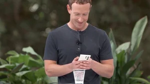 Tech Secrets: What Smartphone Does the Richest Person in the World Carry? - image 7