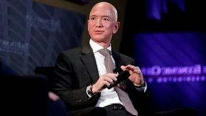 Tech Secrets: What Smartphone Does the Richest Person in the World Carry? - image 1
