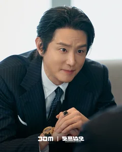 Kwon Yul Portrays an Unpredictable Behind-the-Scenes Threat in Fifties Professionals - image 2