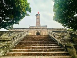Hanoi Flag Tower Welcomes Crowds of Young Visitors for New Year Celebrations - image 3