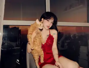 Bảo Khuyên Susan: Daring Red Silk, Enchanting Aura at Sunset. - image 1