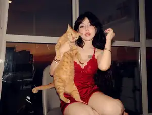 Bảo Khuyên Susan: Daring Red Silk, Enchanting Aura at Sunset. - image 2