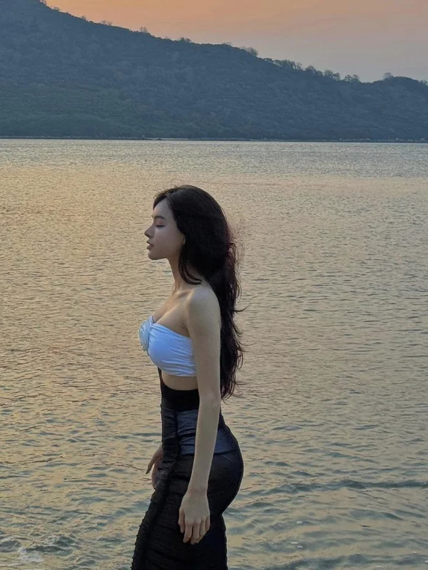 Nam Dinh Fitness Influencer Inspires with Stunning Bikini Body and Workout Dedication