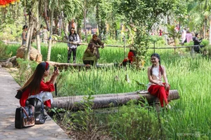 Ao Dai Museum Crowded with Visitors Capturing Beautiful Tet Holiday Photos in Ho Chi Minh City - image 5