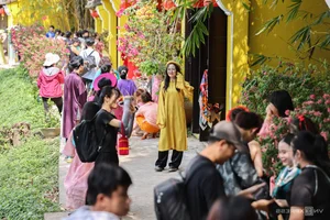 Ao Dai Museum Crowded with Visitors Capturing Beautiful Tet Holiday Photos in Ho Chi Minh City - image 4