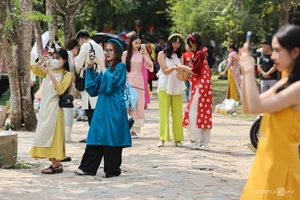 Ao Dai Museum Crowded with Visitors Capturing Beautiful Tet Holiday Photos in Ho Chi Minh City - image 1