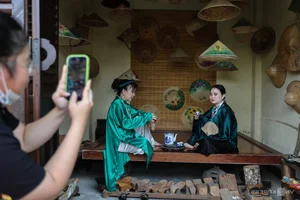 Ao Dai Museum Crowded with Visitors Capturing Beautiful Tet Holiday Photos in Ho Chi Minh City - image 3