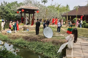 Ao Dai Museum Crowded with Visitors Capturing Beautiful Tet Holiday Photos in Ho Chi Minh City - image 10