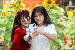 Ao Dai Museum Crowded with Visitors Capturing Beautiful Tet Holiday Photos in Ho Chi Minh City - image 0