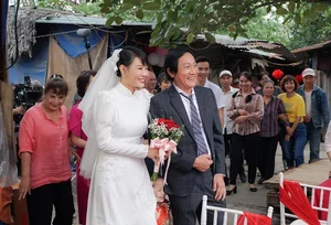 Le Hieu Celebrates Birthday with Family: A Heartwarming Look at the Singer's Special Day - image 4