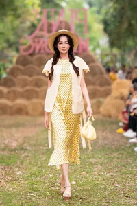 Iconic Actress Việt Trinh Graces the Runway: A Stunning Fusion of Cinema and High Fashion - image 3