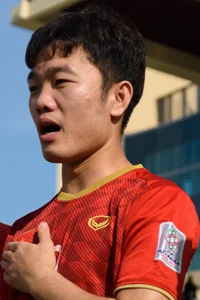 Vietnamese Footballer Luong Xuan Truong and Nhue Giang Marriage Rumors Spark Fan Interest - image 2