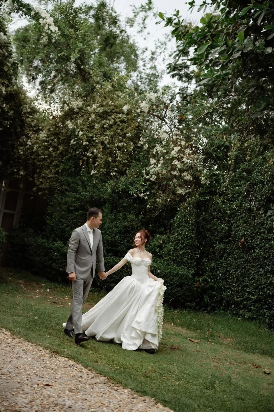Singer Xuan Nghi Ties the Knot in a Beautiful Gold-Filled Traditional Wedding Ceremony