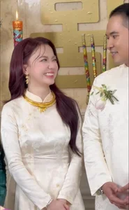Singer Xuan Nghi Ties the Knot in a Beautiful Gold-Filled Traditional Wedding Ceremony - image 3