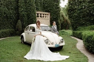Singer Xuan Nghi Ties the Knot in a Beautiful Gold-Filled Traditional Wedding Ceremony - image 4