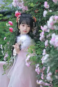 YiTuYu Vol.8641: The Classic Beauty of Zhou Zhou AY Amidst a Dreamy Rose Garden - image 8