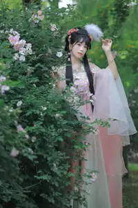 YiTuYu Vol.8641: The Classic Beauty of Zhou Zhou AY Amidst a Dreamy Rose Garden - image 4