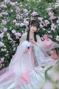 YiTuYu Vol.8641: The Classic Beauty of Zhou Zhou AY Amidst a Dreamy Rose Garden - image 7