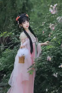 YiTuYu Vol.8641: The Classic Beauty of Zhou Zhou AY Amidst a Dreamy Rose Garden - image 5