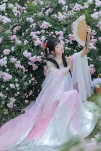 YiTuYu Vol.8641: The Classic Beauty of Zhou Zhou AY Amidst a Dreamy Rose Garden - image 18