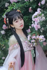 YiTuYu Vol.8641: The Classic Beauty of Zhou Zhou AY Amidst a Dreamy Rose Garden - image 9