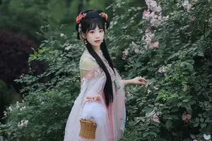 YiTuYu Vol.8641: The Classic Beauty of Zhou Zhou AY Amidst a Dreamy Rose Garden - image 17